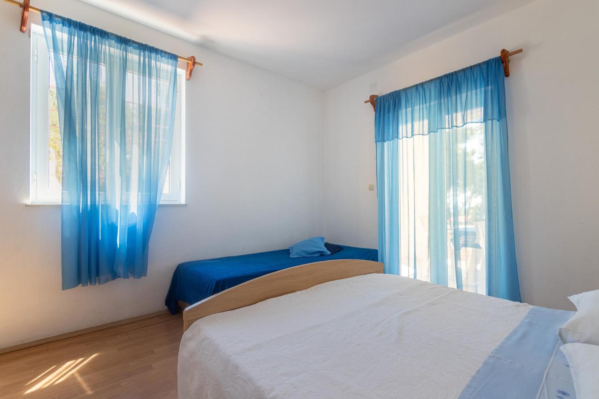 Apartments With A Parking Space Ivan Dolac, Hvar - 15784 Номер фото